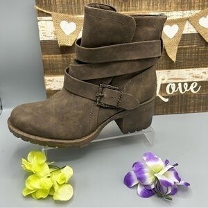 ✨NEW Groove buckle hiking 🥾 moto boot chunky heel biker 9 brown faux leather